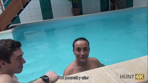 HUNT4K. El dueño del pequeño centro de spa seduce a la perra morena