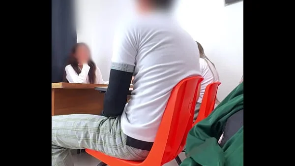 MAESTRA MEXICANA Poniendo Examen Extraordinario a Estudiantes en el salón! HAY OTRA Manera de Pasar MAESTRA? Les pide Cuerpo para pasar la Materia!