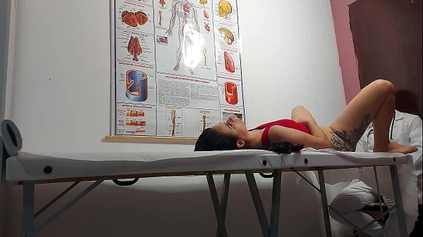 Ginecologista enfia dedo no cu e fode paciente!