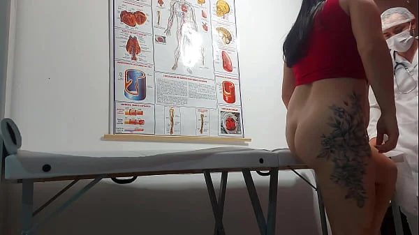 Ginecologista enfia dedo no cu e fode paciente!