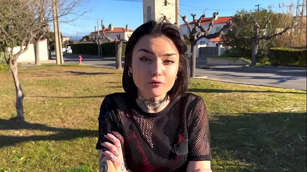 Crystal, jeune nymphomane s'offre une séance anale