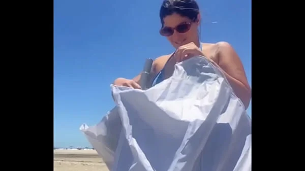 Deixei o novinho pegar na minha Buceta na praia e lógico que eu também peguei no pau dele