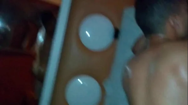 KARINA HOTWIFE DANDO CANSEIRA EM DOIS NOVINHOS