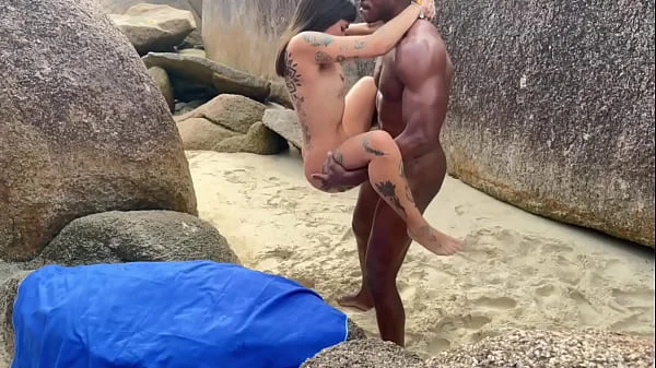 BBC FODENDO BUCETAS DE NOVINHAS NA PRAIA