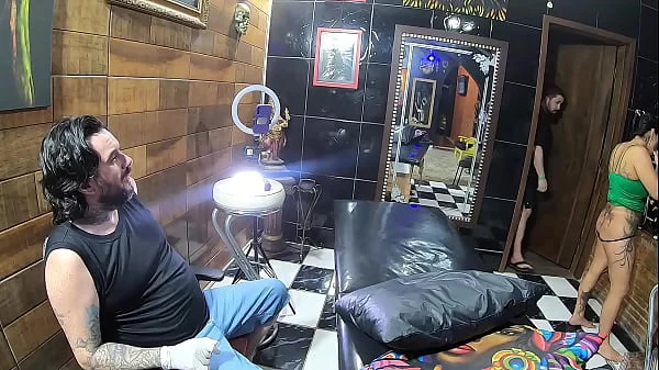 Vloog Essa Morena Tatuou a Bunda e Fez a Tatuagem Igual da Cantora Anita