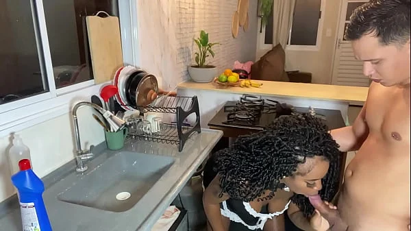 EMPREGADA NEGRA FODE NO PELO COM O FILHO JOVEM DO PATRÃO.
