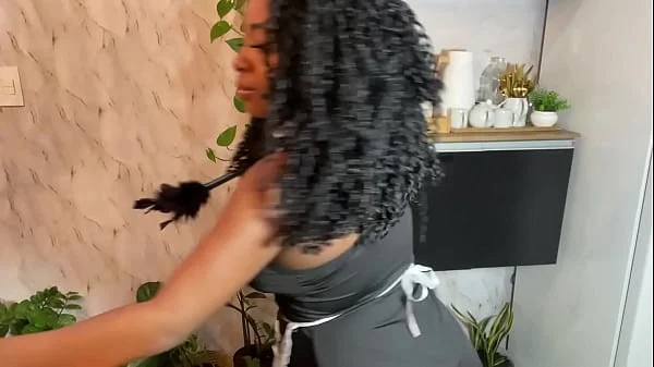 EMPREGADA NEGRA FODE NO PELO COM O FILHO JOVEM DO PATRÃO.