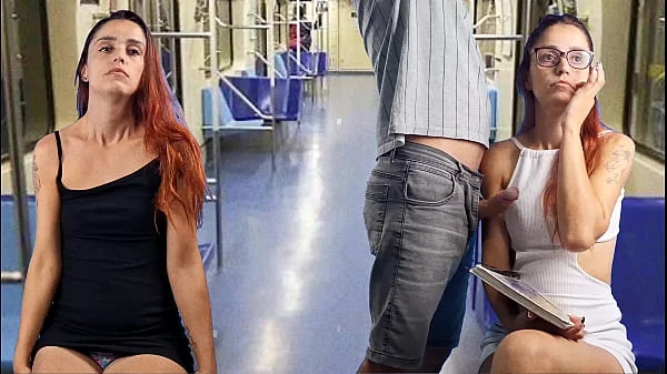 Safada estudante deixa estranho encoxar sua bunda em público!