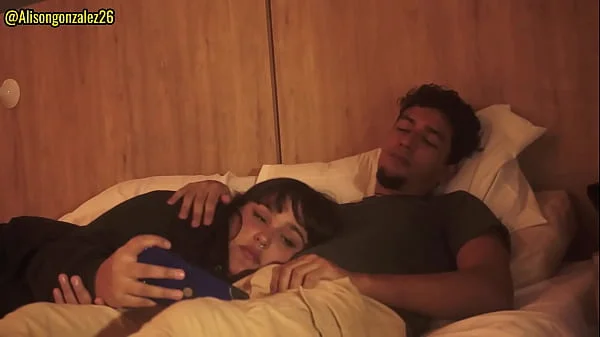 Mirando una pelicula con mi padrastro y sin querer me trague su pene (casi nos descubren)