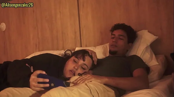 Mirando una pelicula con mi padrastro y sin querer me trague su pene (casi nos descubren)