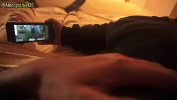 Mirando Netflix con mi hermanastra pero no pude evitar meter mi pene en su boca, casi nos descubren!!