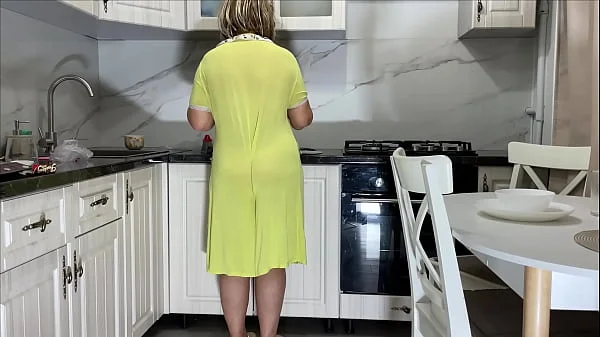 An experienced old woman with a strong ass took her stepson's cock in her anal