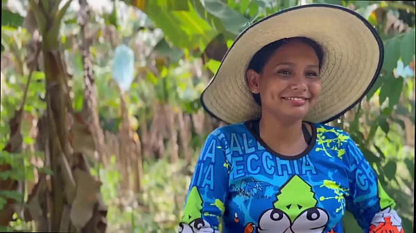 campesina inocente es follada a cambio de unas gallinas