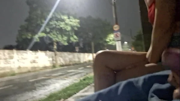 Tirei pau pra fora e bati punheta no ponto de ônibus ao lado de uma garota!