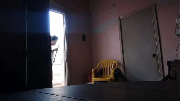 Morena latina de gran culo seduce a su padrastro