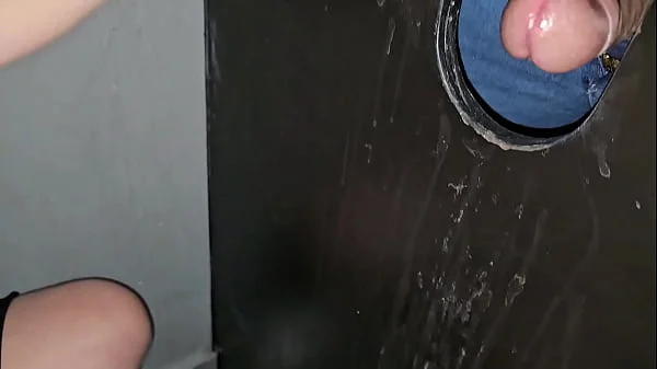 GLORY HOLE - SAFADEZA NA CABINE - TRANSEI GOSTOSO COM UM PAU GRANDE DO MORENO