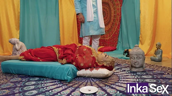 Chudai - Milf Hindú de grandes tetas le es infiel a su esposo con masajista pervertido.