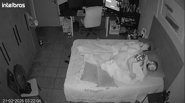 Eles fingem esquecer a câmera como loucos no quarto