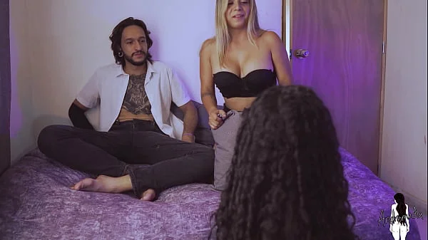 Invito a mi amiga a ver peliculas y termina follandose a mi marido, los descubro al final!