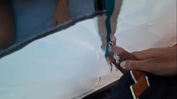 Entro nella tenda nel campeggio e trovo la gostosa milf italiana che si tocca la figa pelosa