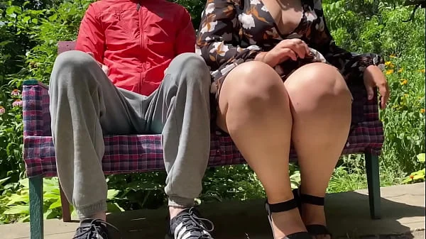 Finally! Mature milf with a great ass pissed on me in the park!