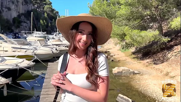 HelloLimoon, jeune coquine, raffole de baise