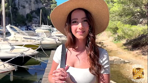 HelloLimoon, jeune coquine, raffole de baise