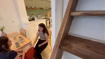 Cámara graba a mi esposa siendomé infiel con la perra de su mejor amiga!!