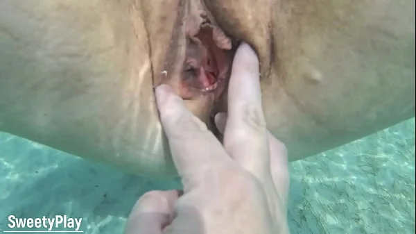 Open pussy creampie underwater, cum inside