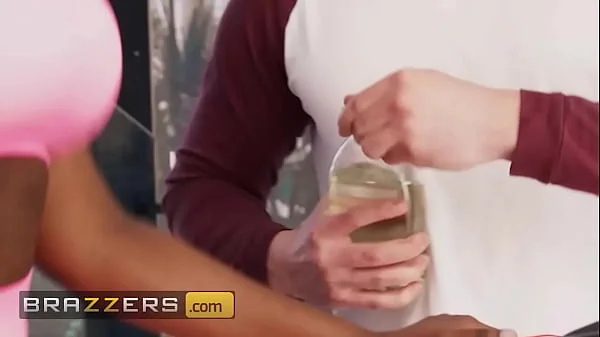 BRAZZERS - Gorgeous Lexi Luv Seduces Her Ex-Boyfriend To Fuck Her While He Fixes Her Treadmill