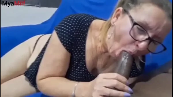 Genro se masturbando enquanto sogra faz sua leitura mais ela não resistiu e acabou caindo de boca no genro