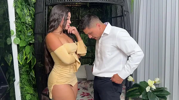 Brunette big booty seduce al agente de bienes raices con su coño humedo y lo hace correrse en una follada a escondidas