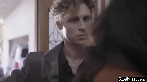 Reporter gets a bit too close to psycho