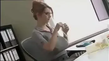 Mega tetona se saca la leche