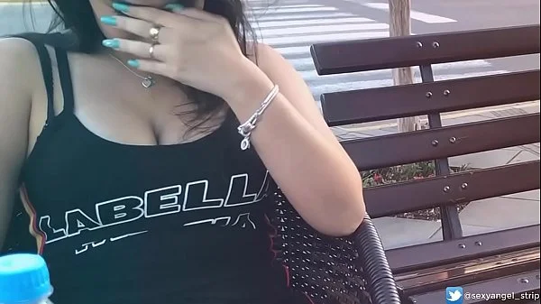 Safada Gozando em Publico com brinquedo interativo Public female orgasm interactive toy girl with remote vibe outside