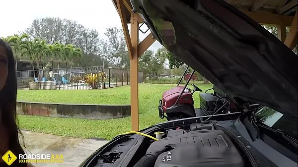 Roadside - Latina wife has sex with her mechanic outside