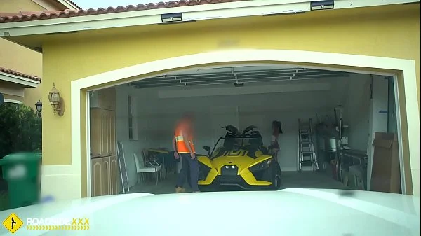 Roadside - cheating gf fucks her mechanic for cash