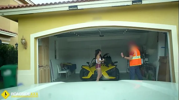 Roadside - cheating gf fucks her mechanic for cash