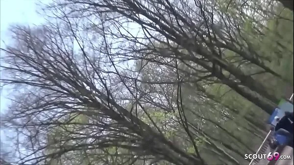 German Public - Deutsche Studentin Elisa in Berlin mitten im Park gefickt