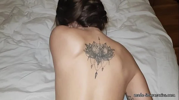 Jovencita caliente con enorme verga por su culo