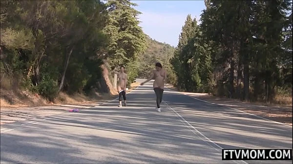 2 Milfs pissing in public