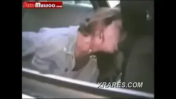 Chupando o policial para não ser presa