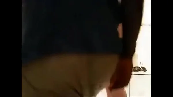 Grosse beurette dans sa salle de bain