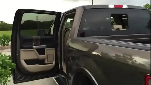 Madura en la playa mientras esposo filma