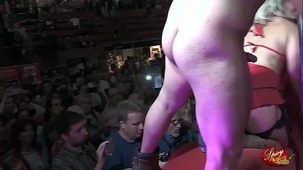 Carla Kinky si fa scopare da Sheri Taliani in una fiera erotica