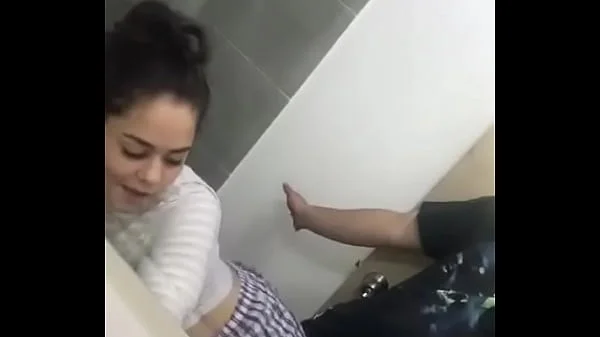 Jovencita hace un perreo