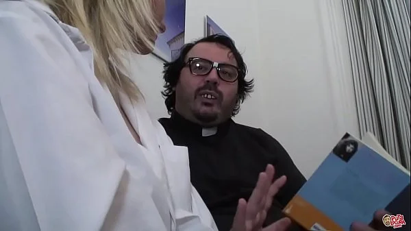 Tetona increible juega con el cura