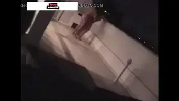 s saem de festa discretamente mas sao descobertos fodendo na varanda da cobertura