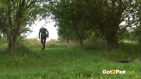 GREAT - Outdoors Pissing At Its Best