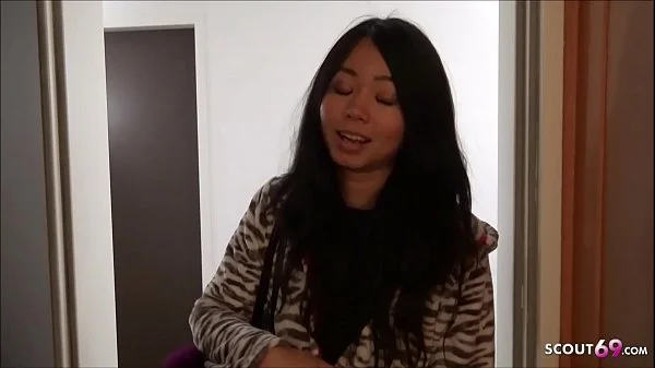 Thai Studentin an der UNI von Schwarzen nach Party gefickt - German Amateur